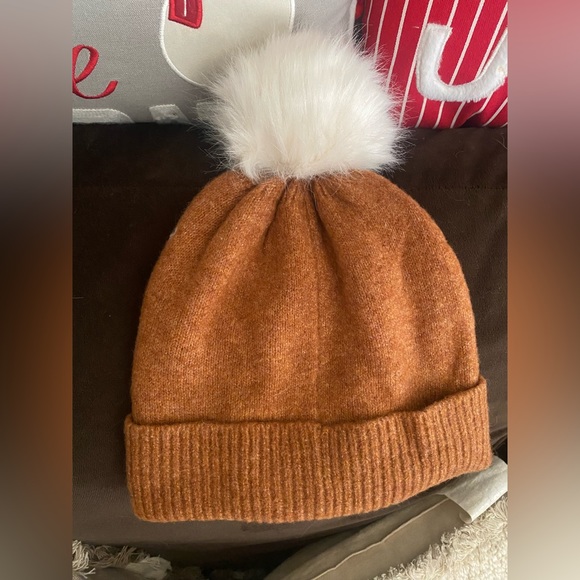 LOFT Rust Snowflake Pom Pom Beanie - Picture 2 of 3